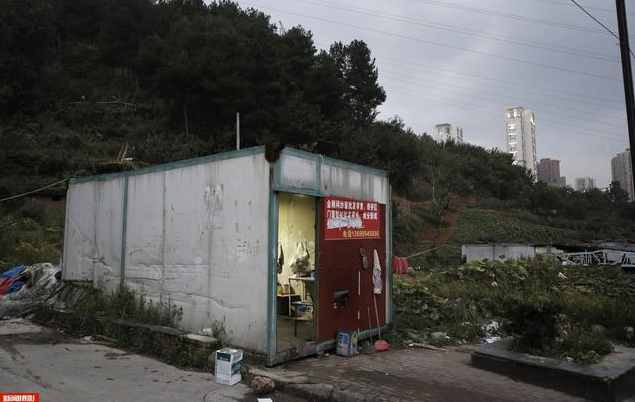 實(shí)拍農(nóng)民工集裝箱夫妻房，18平集裝箱能住5人，價(jià)格低心滿意足！