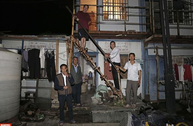 實(shí)拍農(nóng)民工集裝箱夫妻房，18平集裝箱能住5人，價(jià)格低心滿意足！