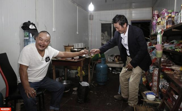 實(shí)拍農(nóng)民工集裝箱夫妻房，18平集裝箱能住5人，價(jià)格低心滿意足！