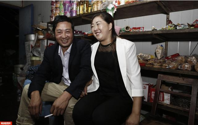 實(shí)拍農(nóng)民工集裝箱夫妻房，18平集裝箱能住5人，價(jià)格低心滿意足！