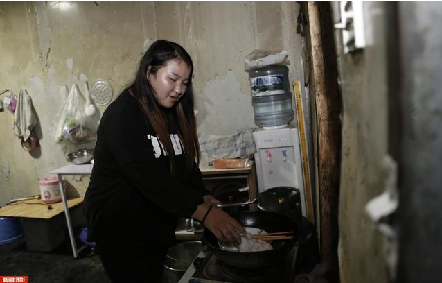 實(shí)拍農(nóng)民工集裝箱夫妻房，18平集裝箱能住5人，價(jià)格低心滿意足！